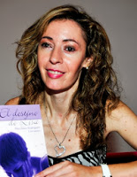 Fotografía de Mercedes Rodríguez Cervantes con su libro El destino de Lisa