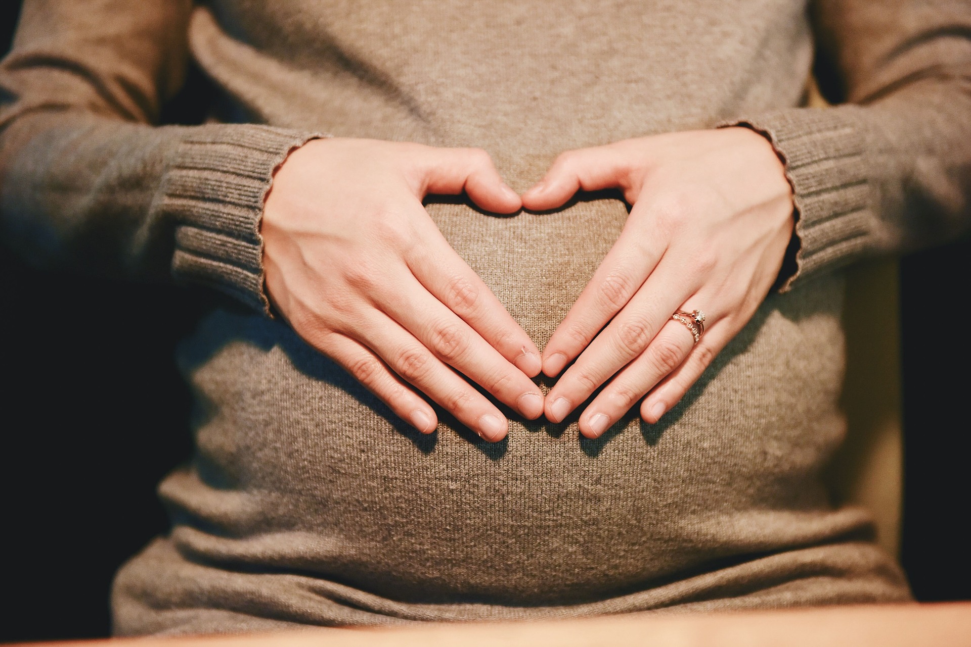 fotografía de una embarazada dibujando un corazón mera mente decorativa pero de gran apoyo a este post sobre como evitar las náuseas y Vómitos que tan desagradables pueden hacer un embarazo.