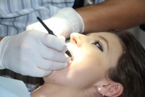 mujer en el dentista
