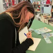 esta es una imagen de la escritora de novela romántica Mary Martín firmando libros de Pedacitos de mi - miniTEXTOS