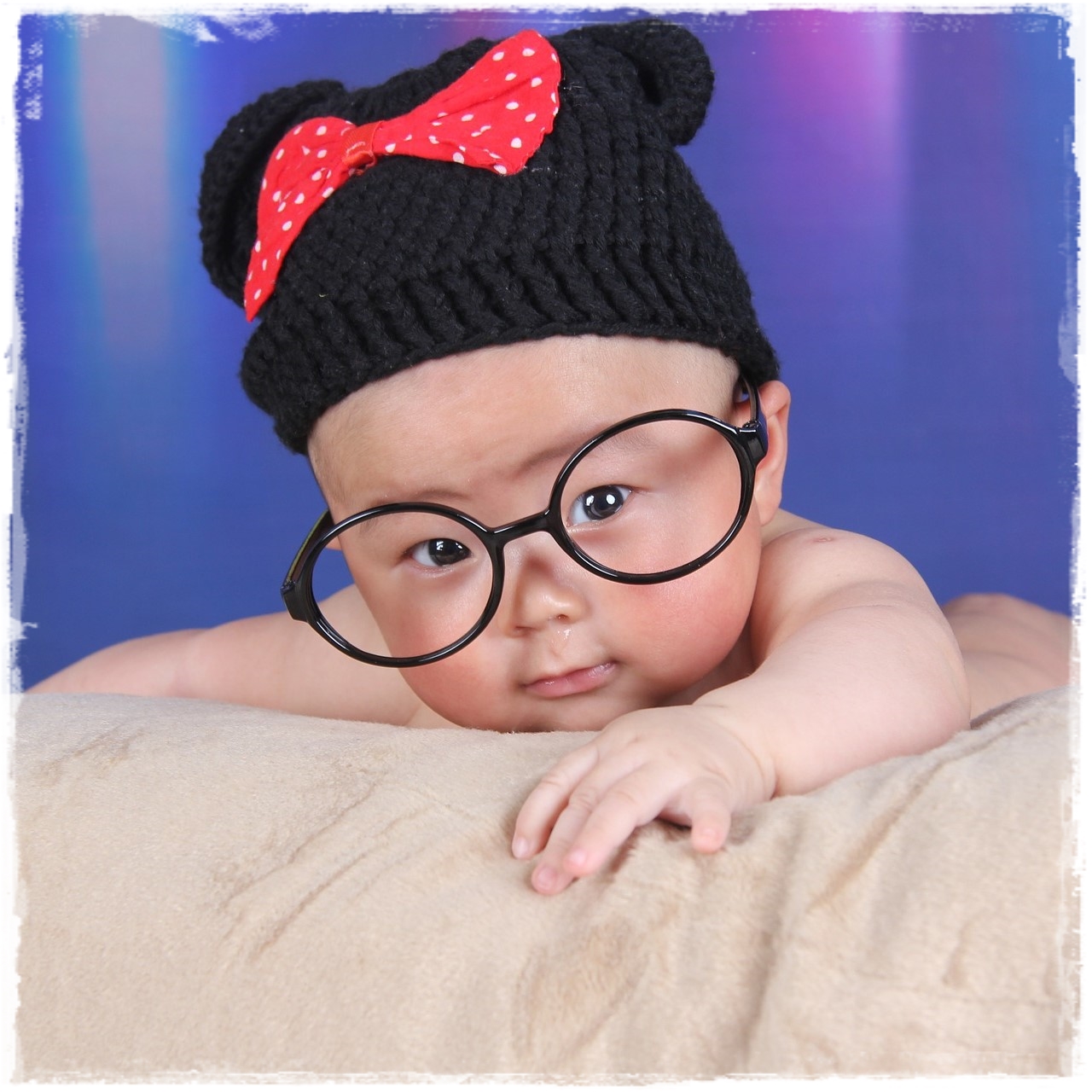 Inteligencia del bebe. Foto de un bebé con gorro y gafas.